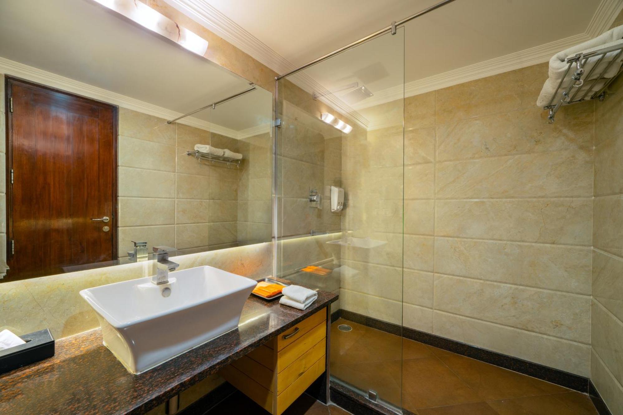 Hotel Saffron Leaf Dehradun Buitenkant foto